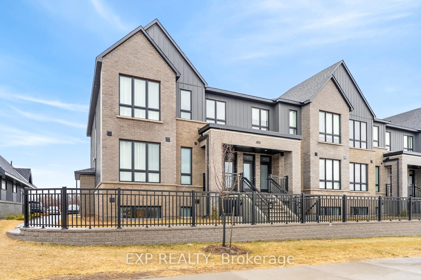 Photo de la propriété:  810 Roger Griffiths Avenue D  ON K2S 3A9 