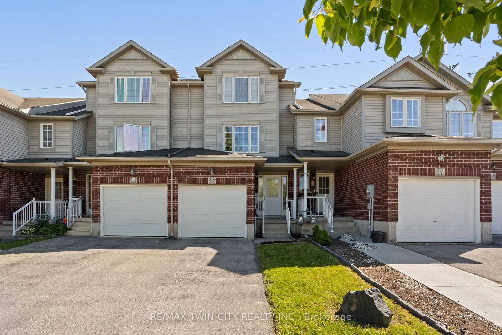 Photo de la propriété:  229 Parkvale Drive  ON N2R 1Y8 