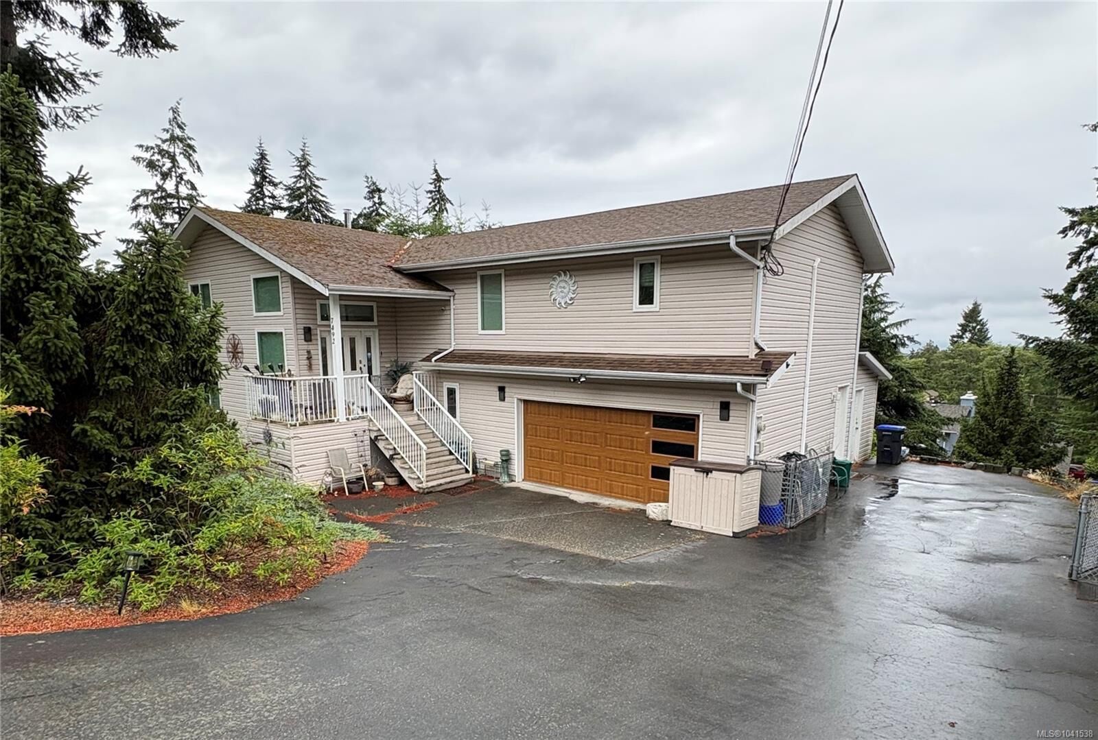 Property Photo: 7492 Clark Cres BC V0R 2H0