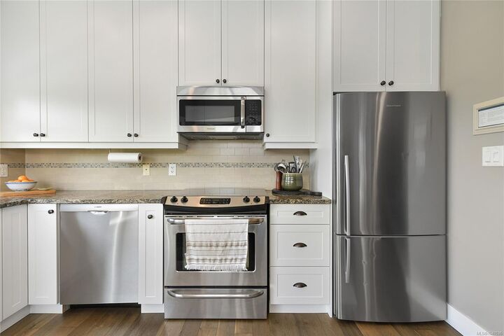 Property Photo:  1494 Fairfield Rd #401  BC V8S 1E8 