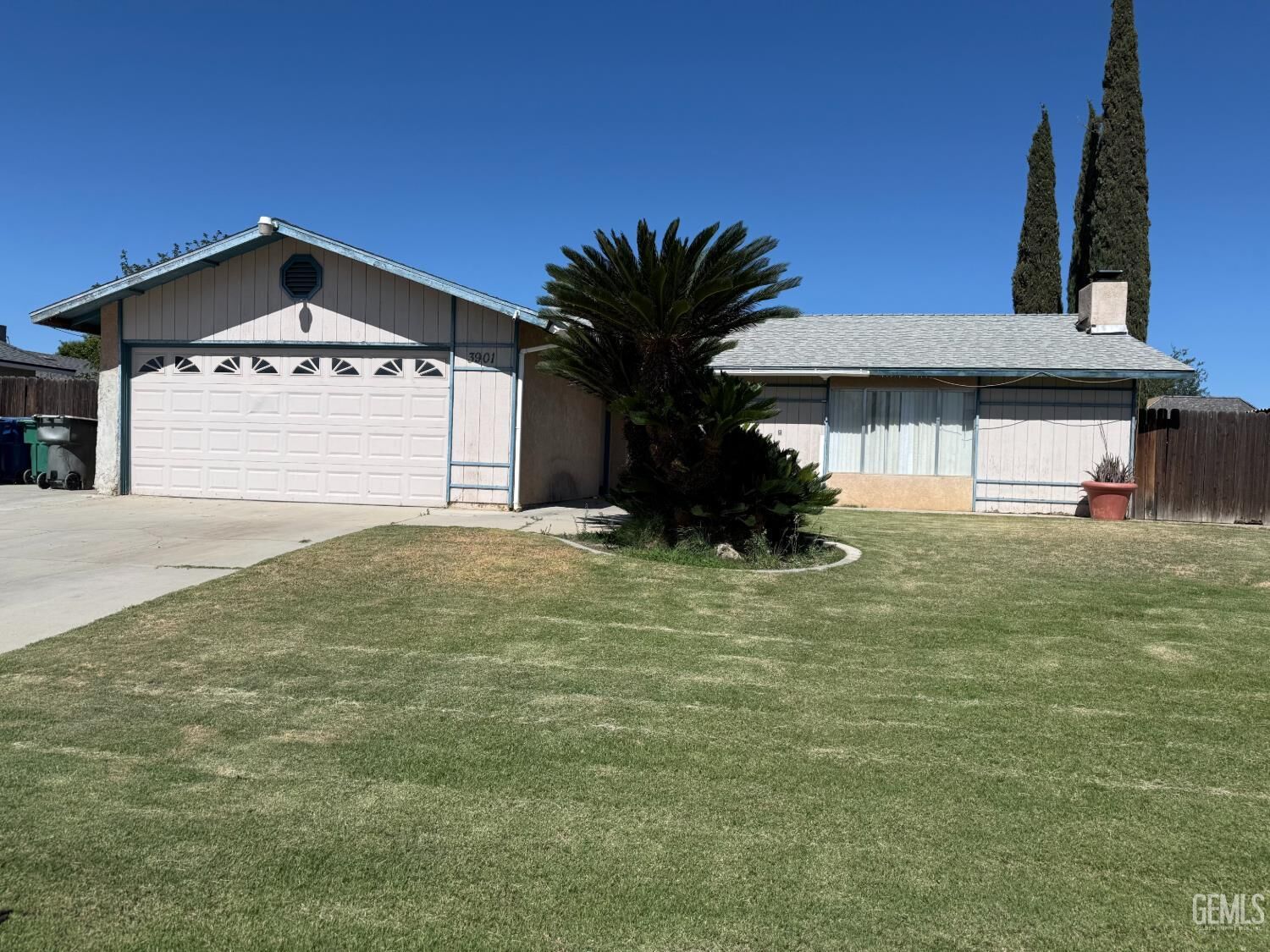 Property Photo:  3901 Courtney Street  CA 93312 