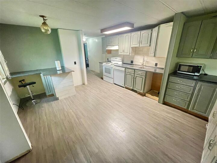 Property Photo:  217 Railway Avenue  MB R0K 2H0 