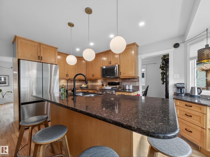 Property Photo:  4112 120 Street NW  AB T6J 1Y1 
