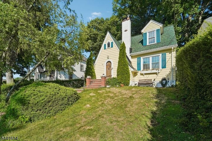 Property Photo:  75 Rollinson St  NJ 07052 