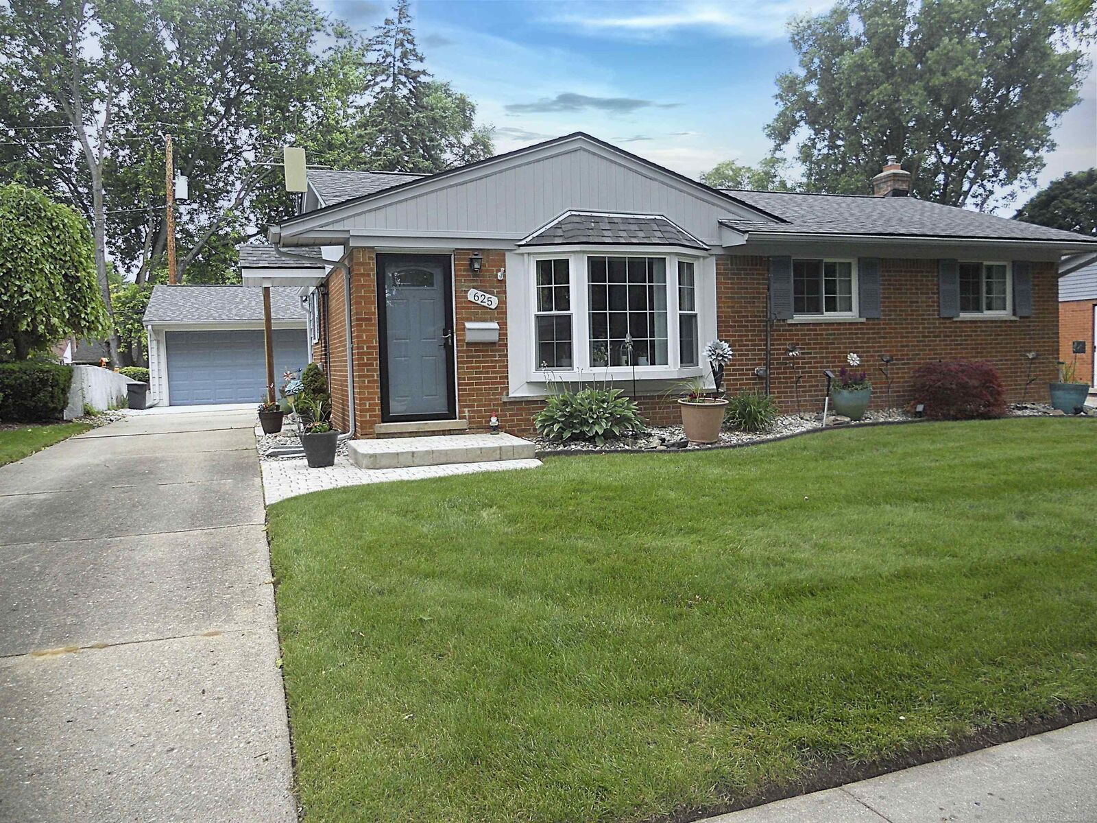 Property Photo:  625 Rewold Drive  MI 48307 