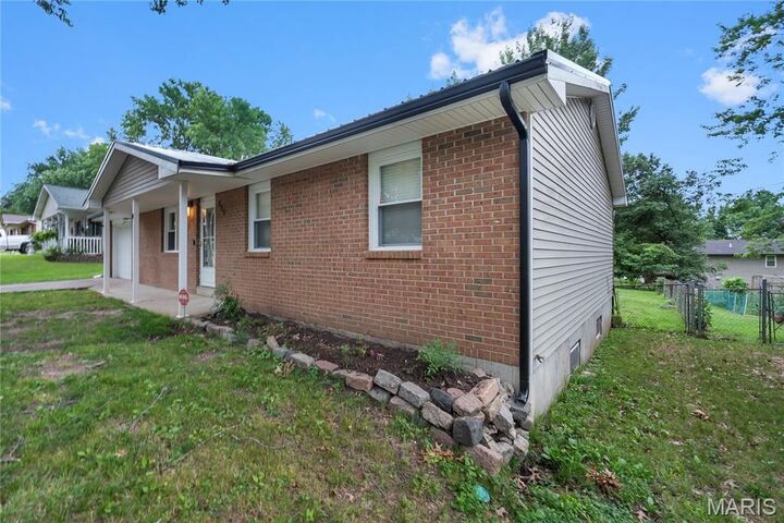 Property Photo: 219 Hillvale Street MO 63701