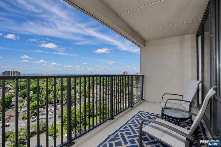 Property Photo:  6 Horizon Road 1904  NJ 07024 
