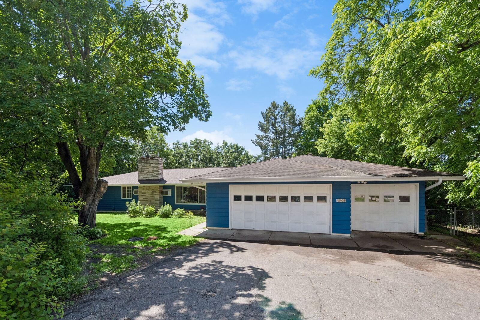 Property Photo:  4569 Shoreline Drive  MN 55384 