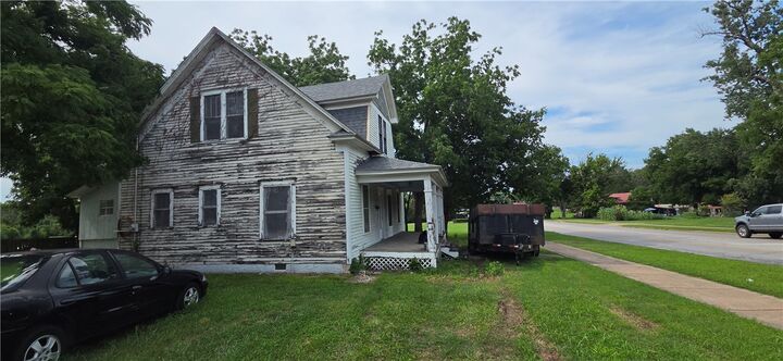 Property Photo:  902 N Mount Olive Street  AR 72761 