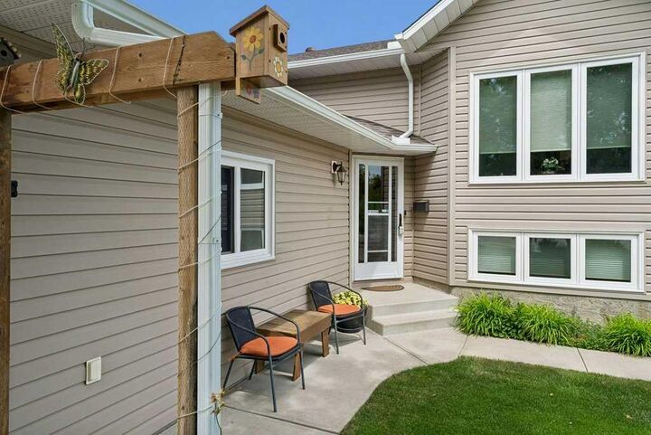 Property Photo:  44 Macewan Ridge Gate NW  AB T3K 3W2 