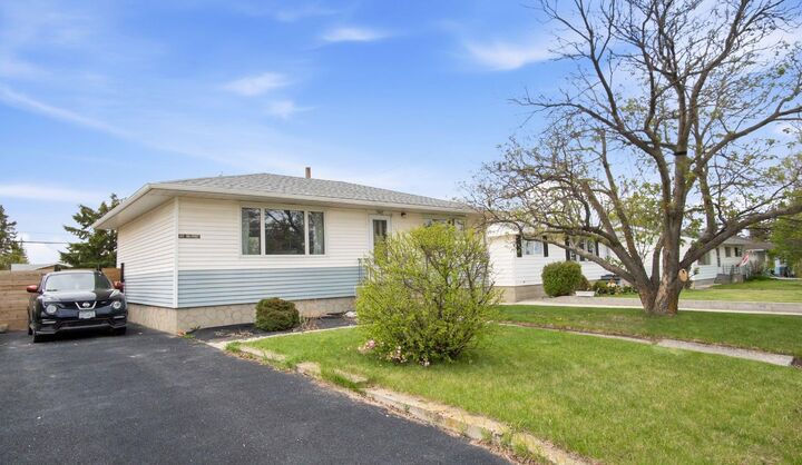 Property Photo:  5417 50 Street  AB T4H 1J1 