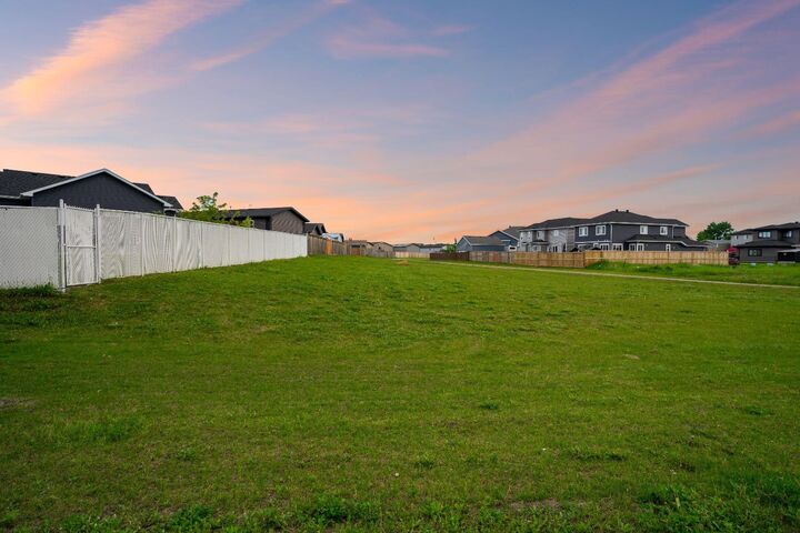 Property Photo:  711 Beacon Hill Drive 19  AB T9H 3R5 