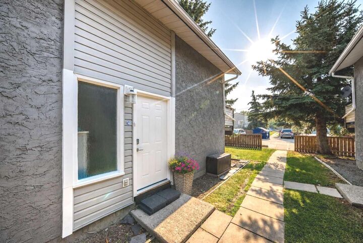 Property Photo:  109 Stanley Avenue C  AB T1S 1H8 