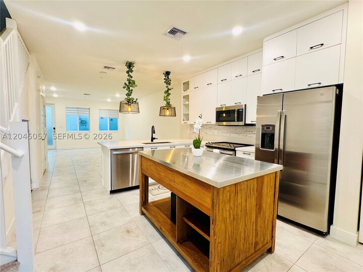 Property Photo: 10295 NW 64th Ter 104 FL 33178