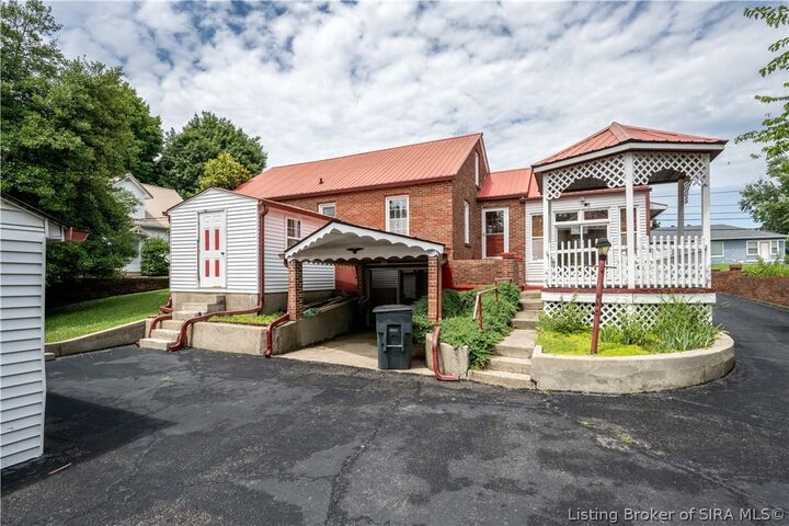 Property Photo:  632 E Daisy Lane  IN 47150 