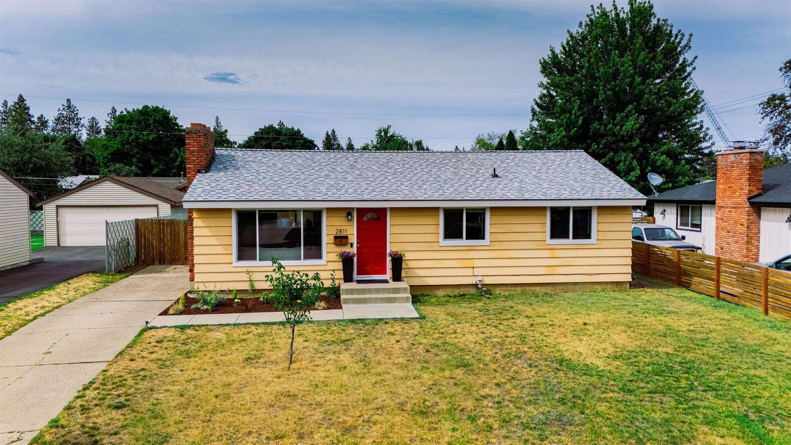 Property Photo:  2811 E 39th Ave  WA 99223 
