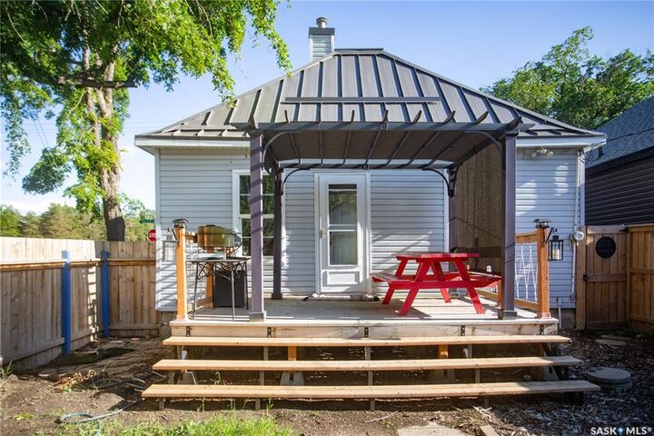 Property Photo:  1102 19th Street W  SK S7M 1C4 