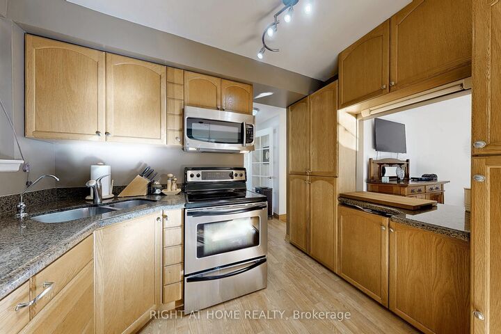 Property Photo: 907 Fourth Street ON L5E 1J8