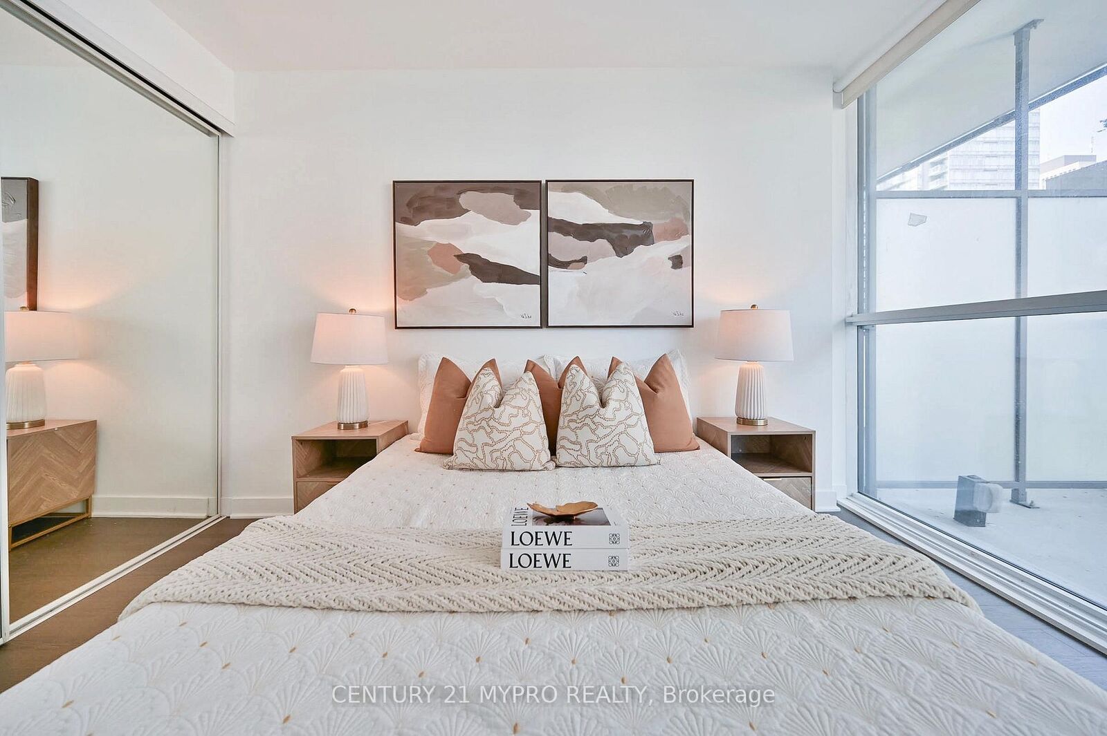 Property Photo: 15 Grenville Street 1007 ON M4Y 0B9