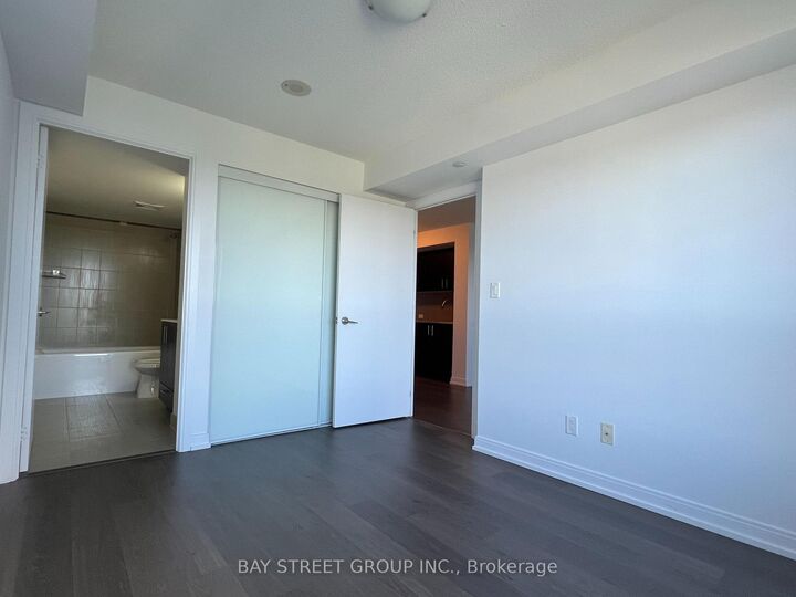 Property Photo:  255 Village Green Square 2805  ON M1S 0L7 