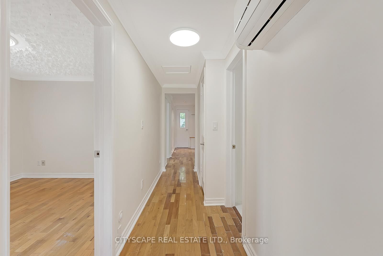 Photo de la propriété:  1345 St. James Avenue Upper  ON L5E 1J3 