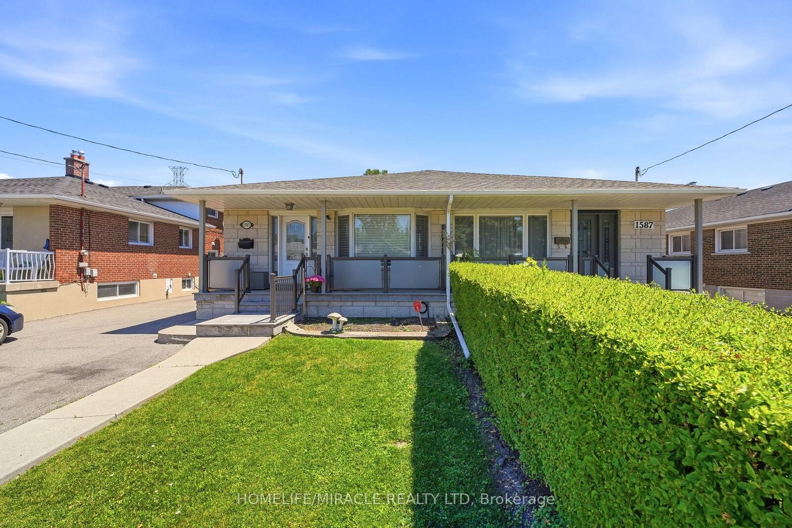 Property Photo: 1585 Coram Crescent ON L4X 1L1