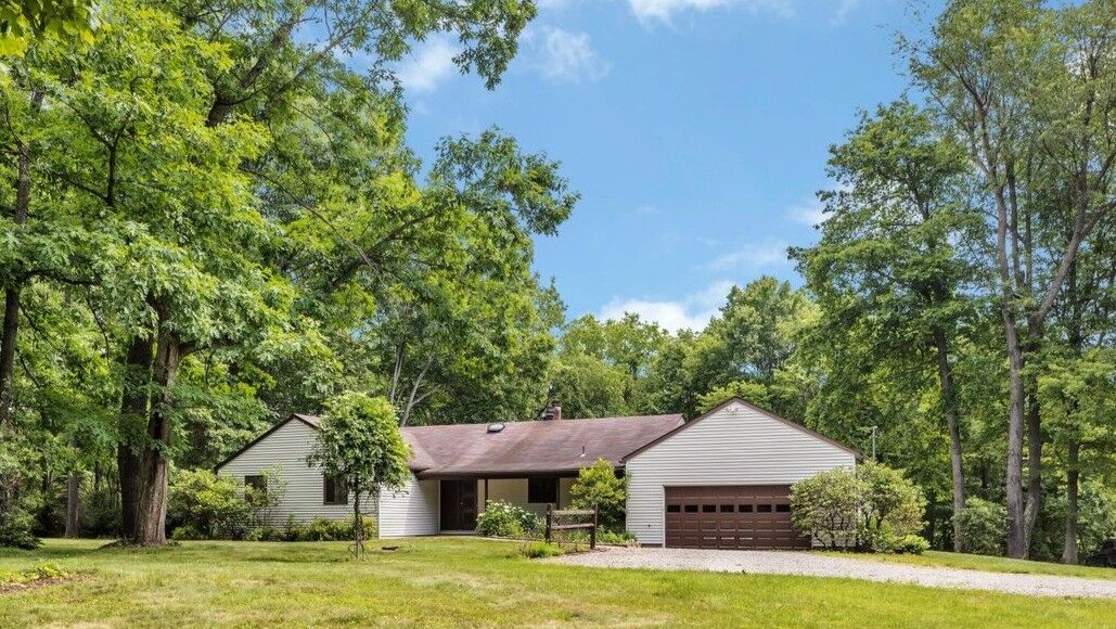 Property Photo:  11 West St  PA 15076 