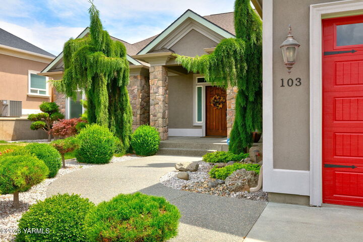 Property Photo:  103 N 92nd Ave  WA 98908 