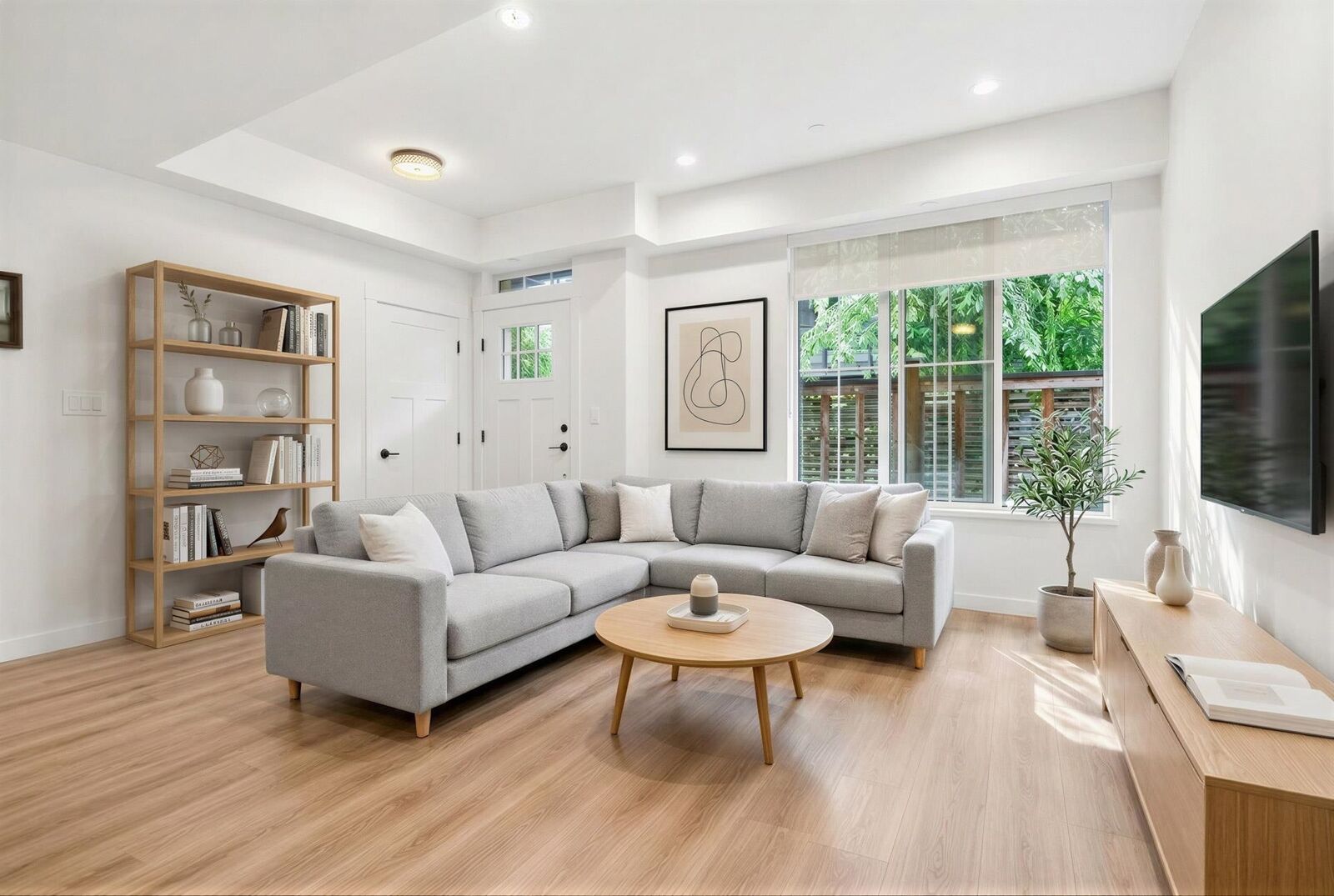 Property Photo:  237 Ridgeway Avenue 6  BC V7L 0H6 