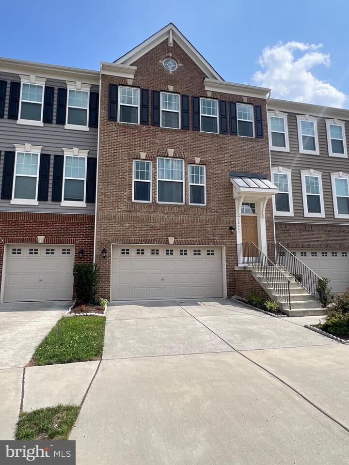 Property Photo:  42641 Oak Park Sq  VA 20148 