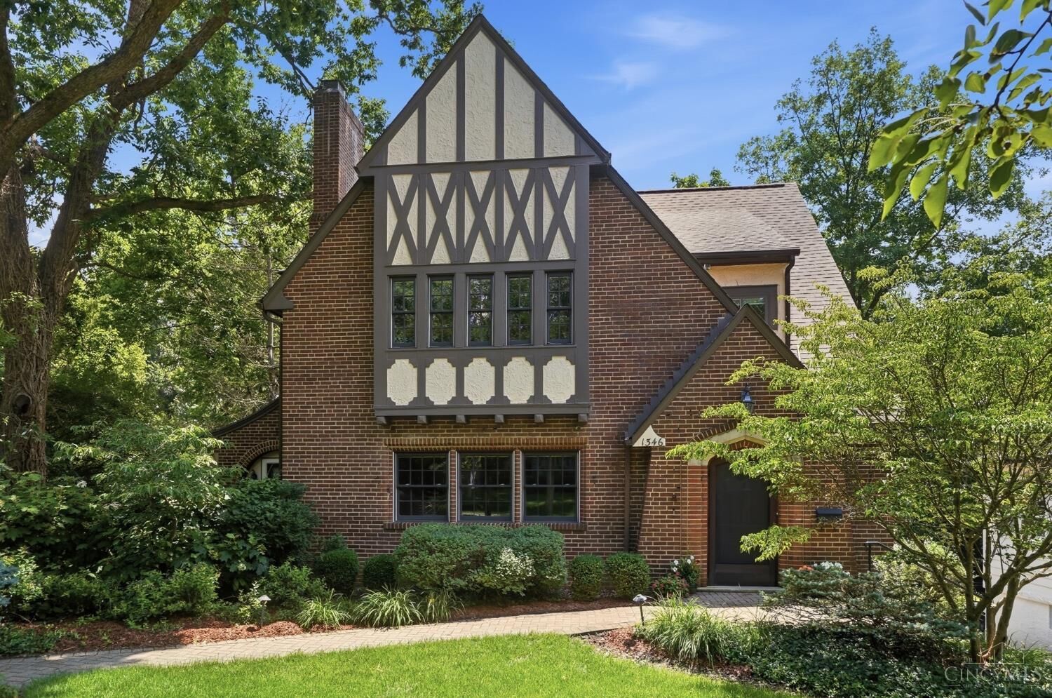 Property Photo: 1346 Park Ridge Place OH 45208