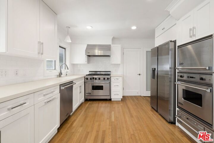 Property Photo:  501 Cascada Way  CA 90049 