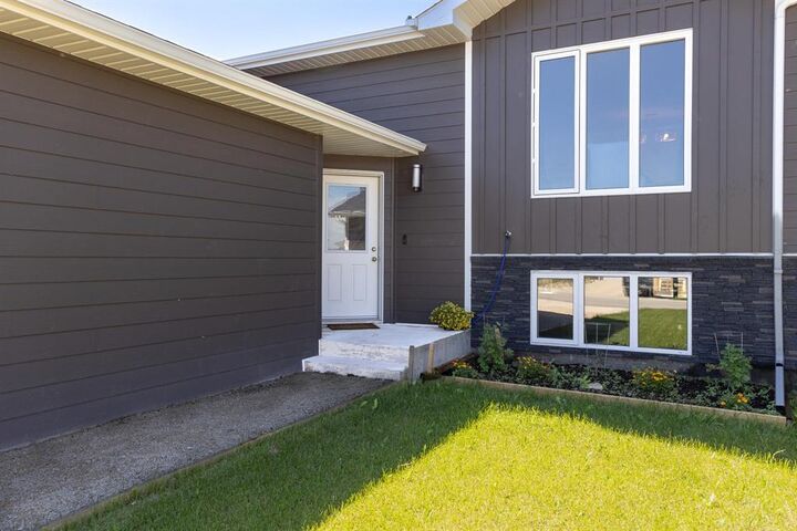 Property Photo: 6 Kensington Drive MB R5G 2W8