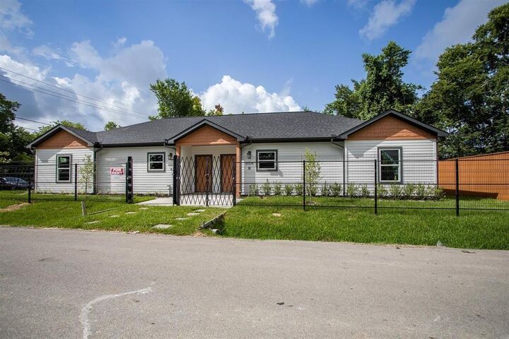 Property Photo:  6004 England Street A And B  TX 77021 