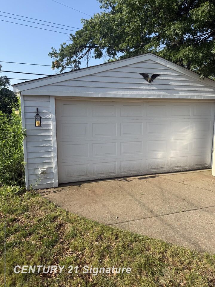 Property Photo:  658 East Coy Avenue  MI 48030 
