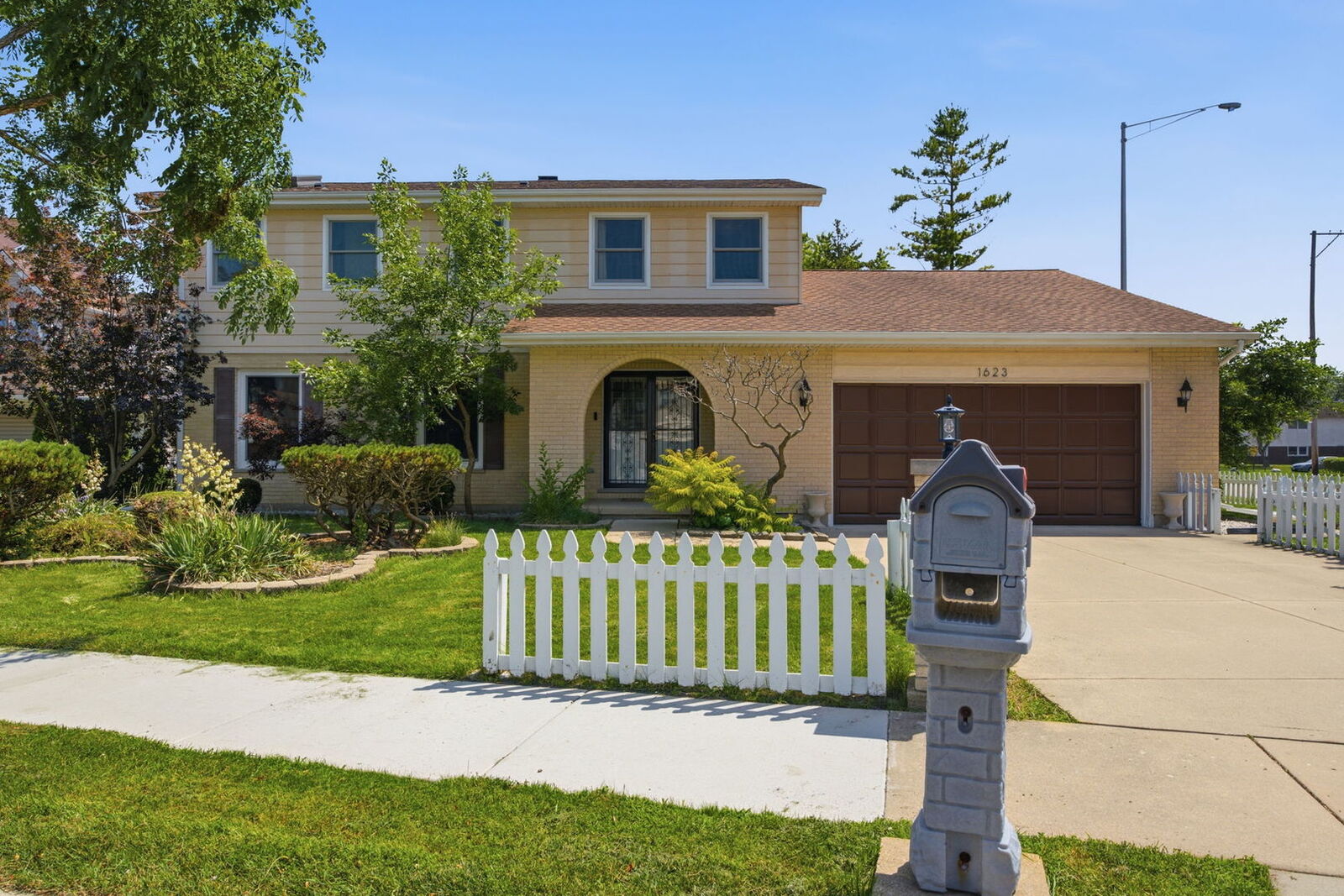 Property Photo: 1623 W Bray Court IL 60005