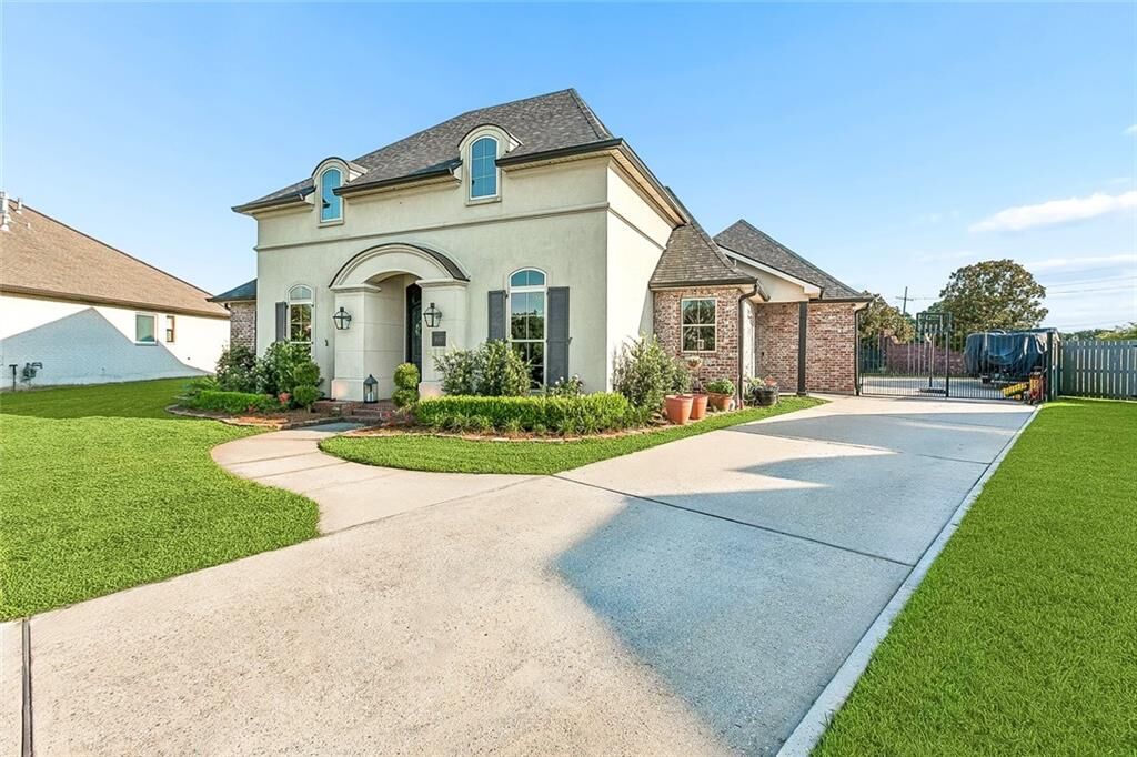 Property Photo:  107 Iris Court  LA 70037 