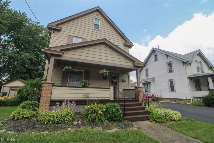 Property Photo: 776 East Avenue SE OH 44484