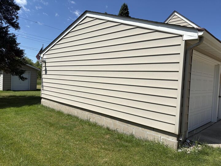 Property Photo: 702 Glenview Drive MN 56007