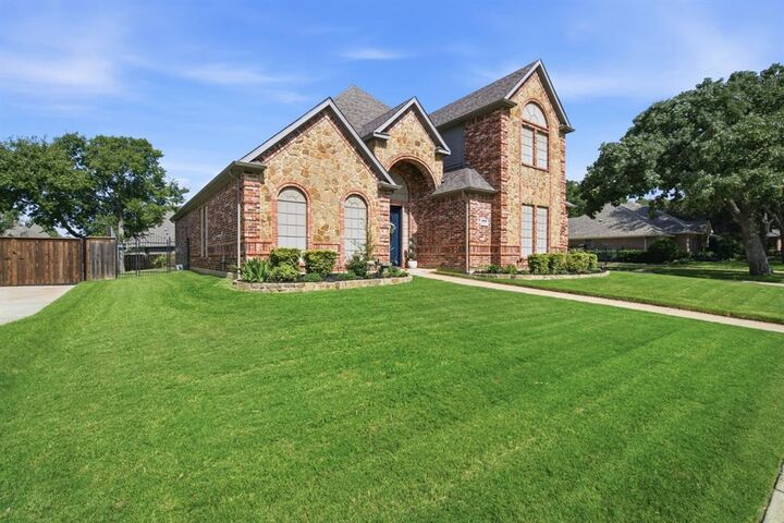 Property Photo: 8221 Thornhill Drive TX 76182