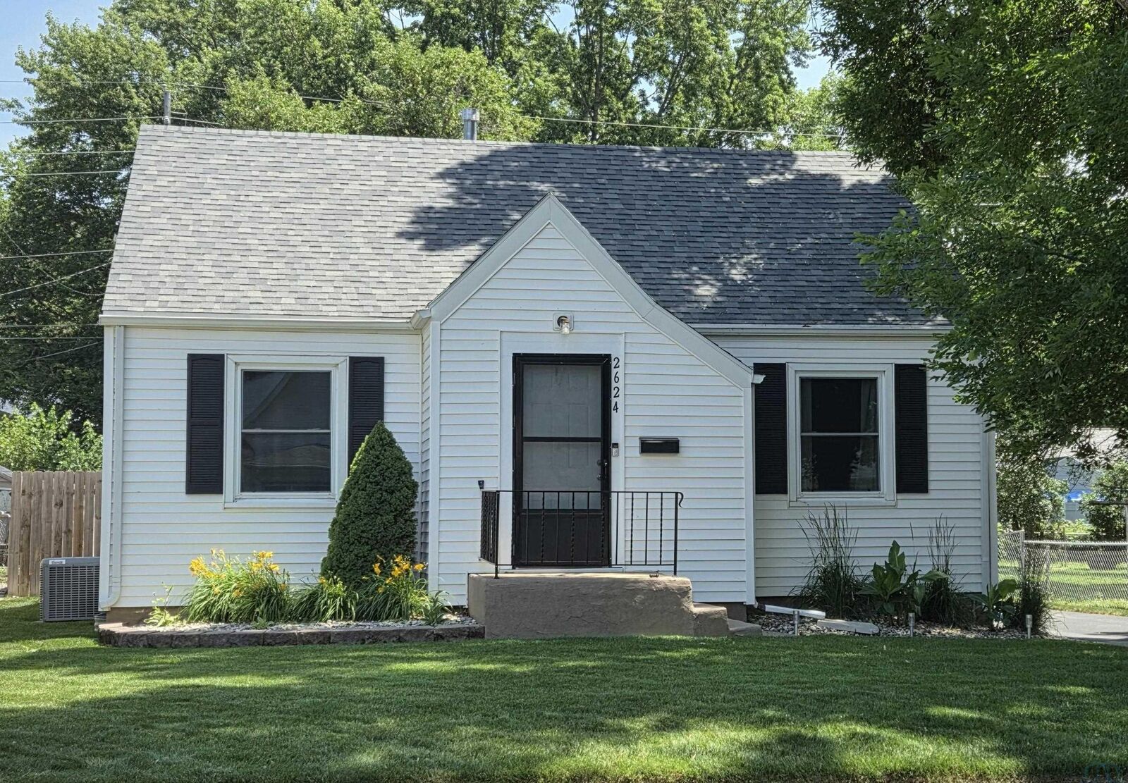 Property Photo:  2624 S Glass  IA 51106 