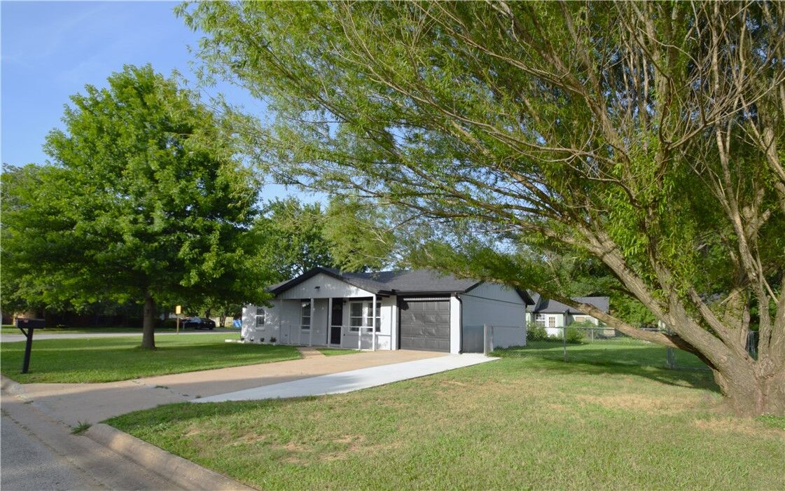 Property Photo:  2511 N 4th Street  AR 72756 