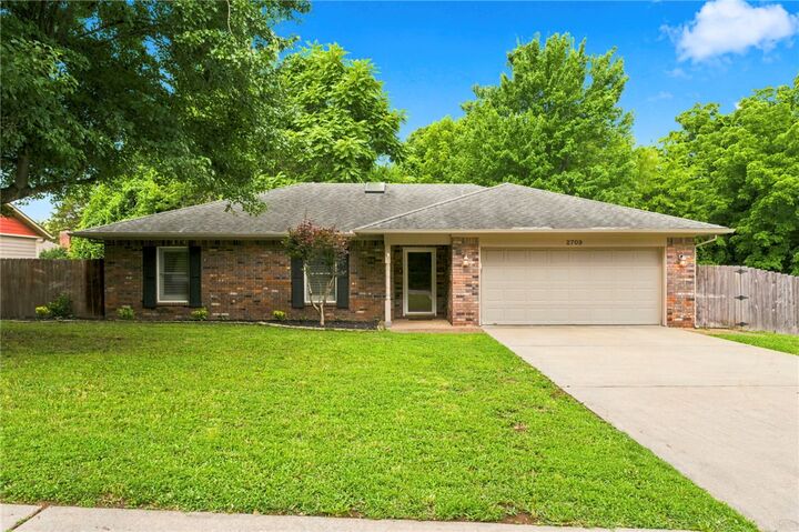 Property Photo:  2709 N Wakefield Place  AR 72703 
