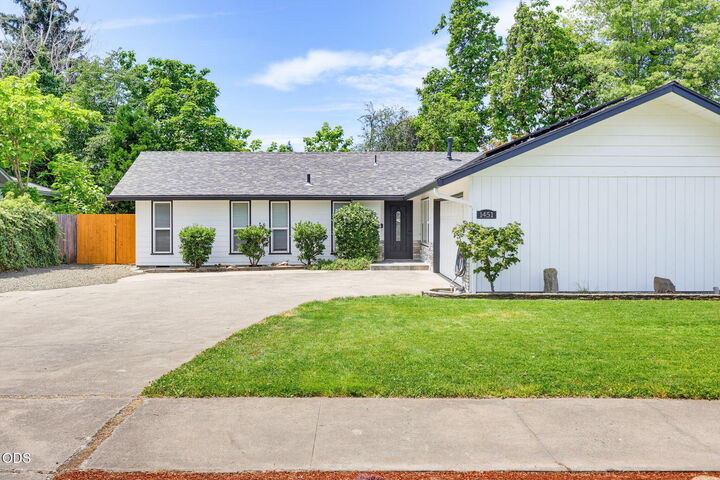 Property Photo: 1451 Bluebonnet Avenue OR 97504