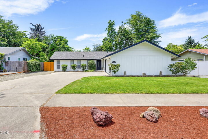 Property Photo: 1451 Bluebonnet Avenue OR 97504