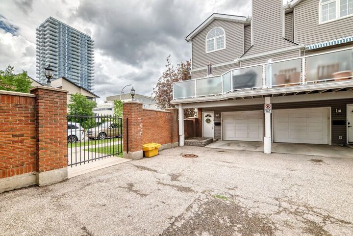 Property Photo: 1607 11 Avenue SW 102 AB T3C 0N3