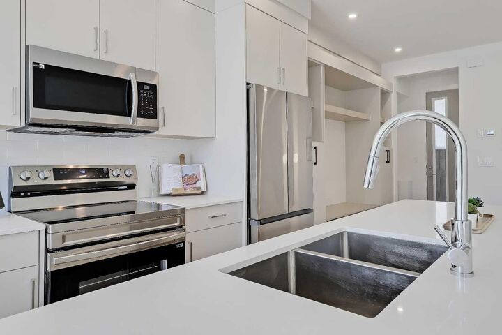 Property Photo: 828 8 Avenue NE 3 AB T2E 9E2
