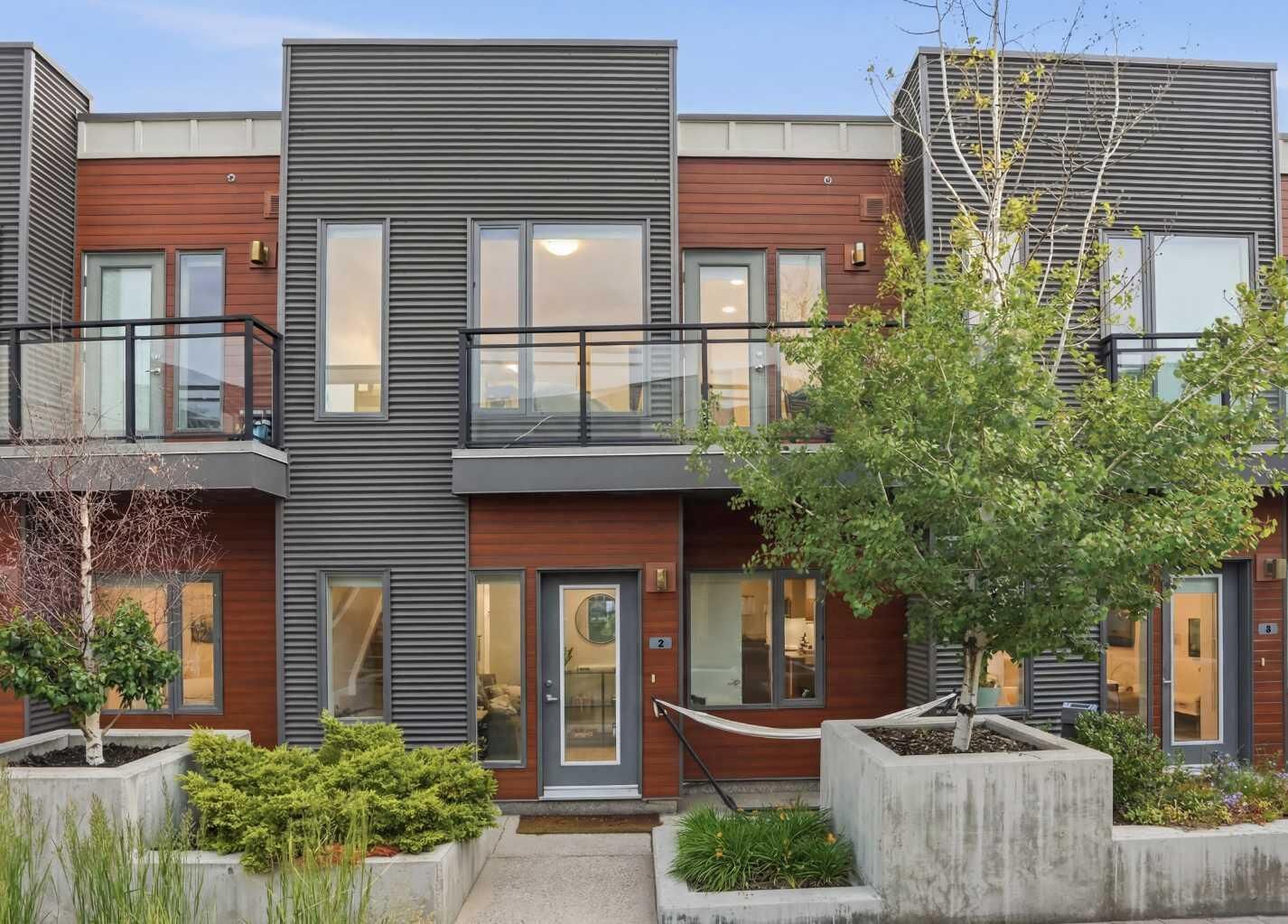 Property Photo: 71 34 Avenue SW 2 AB T2S 3H4