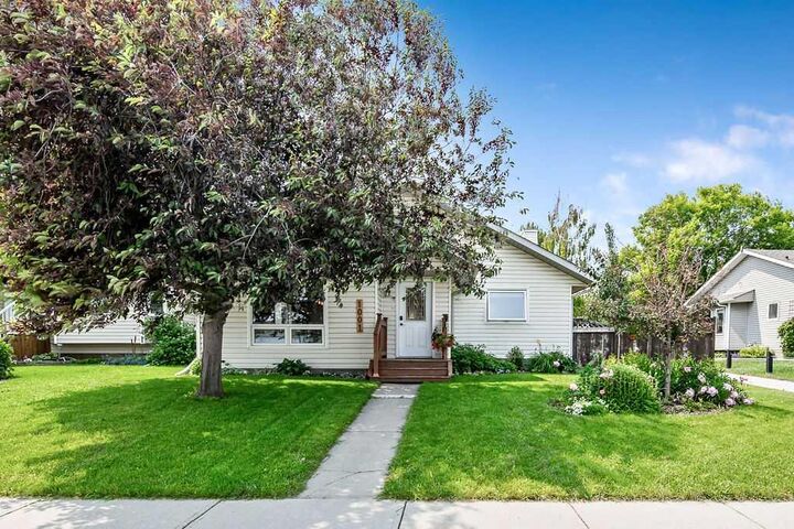 Property Photo:  1001 17 Street SE  AB T1V 1P9 