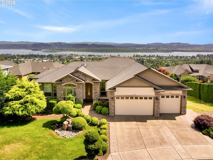 Property Photo: 742 W Chestnut St WA 98671